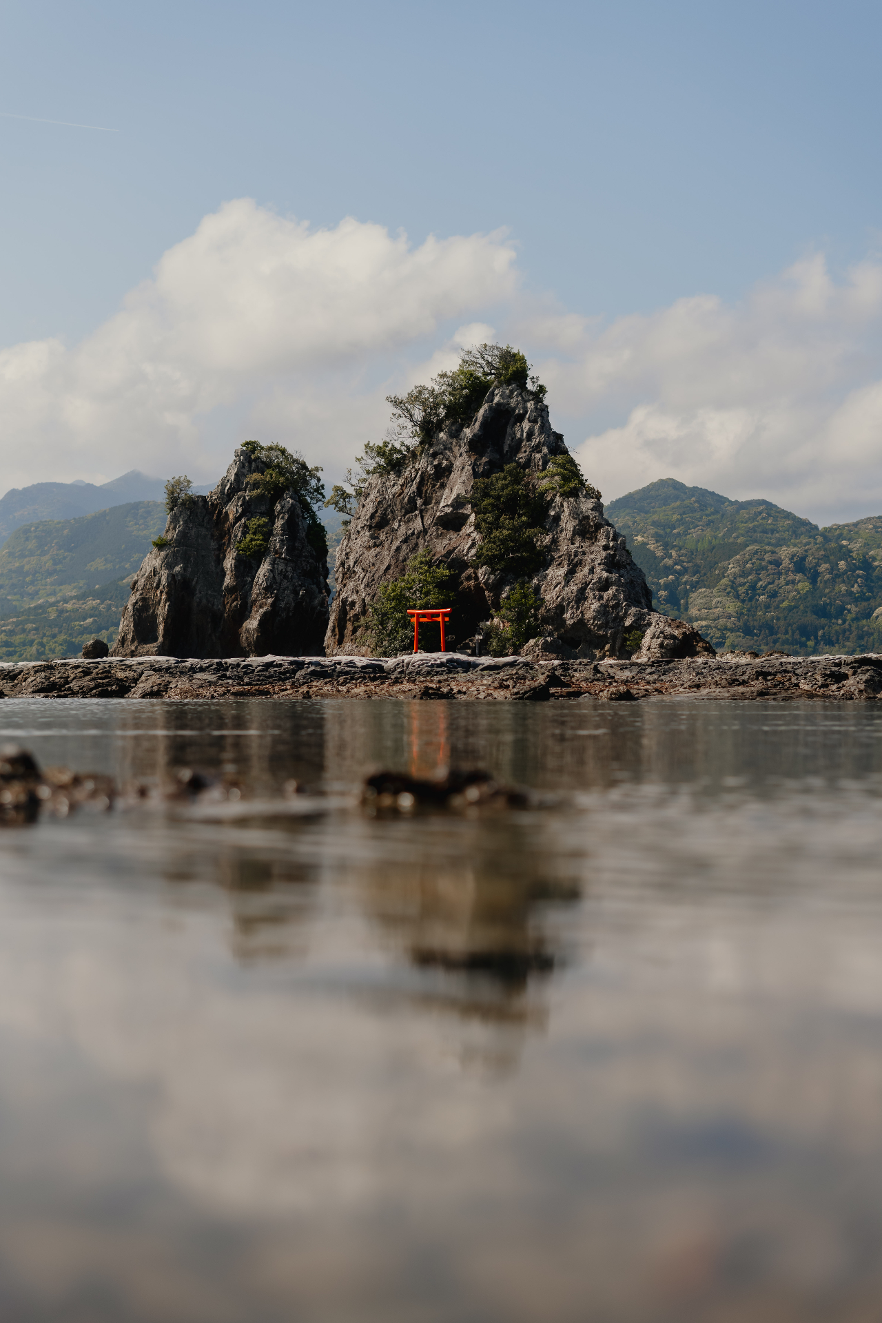 Torii rouge sur un rocher face à la mer japonaise