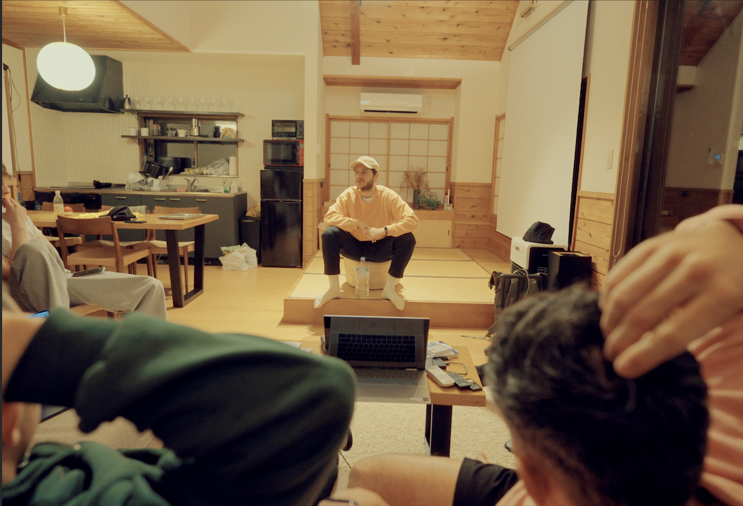 Conversation entre entrepreneurs sur tatami