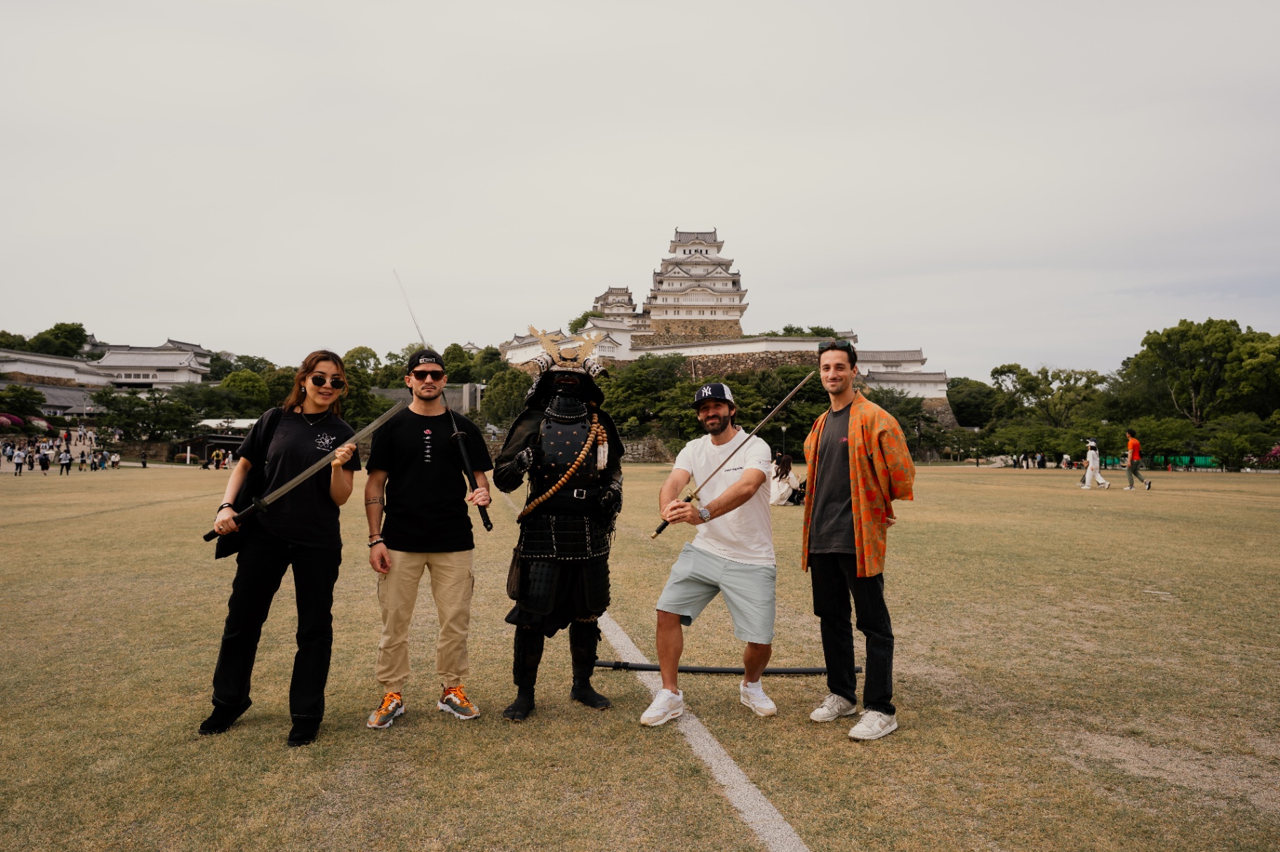 Visite culturelle devant un château japonais