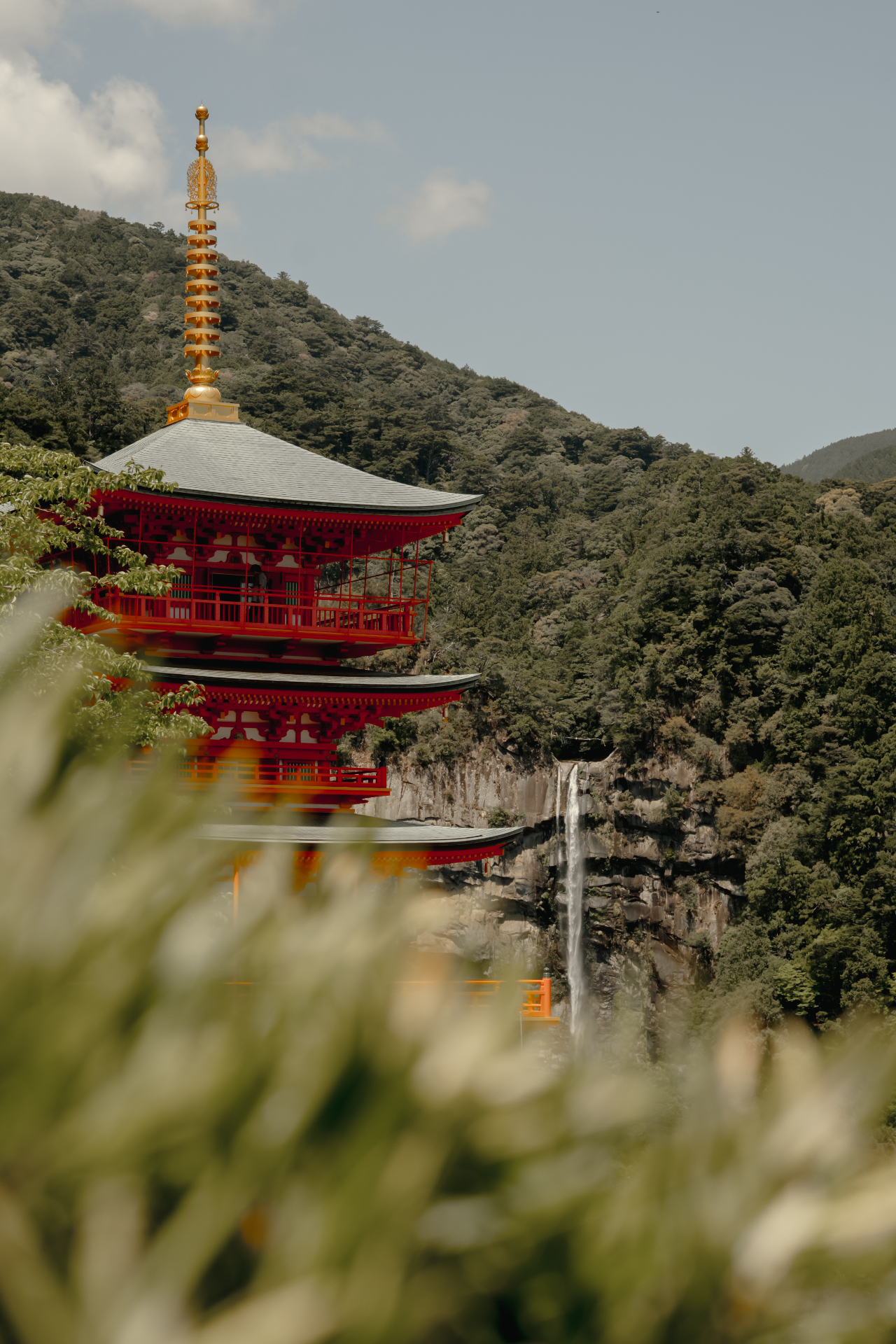 Pagode rouge de Nachi face à une cascade japonaise