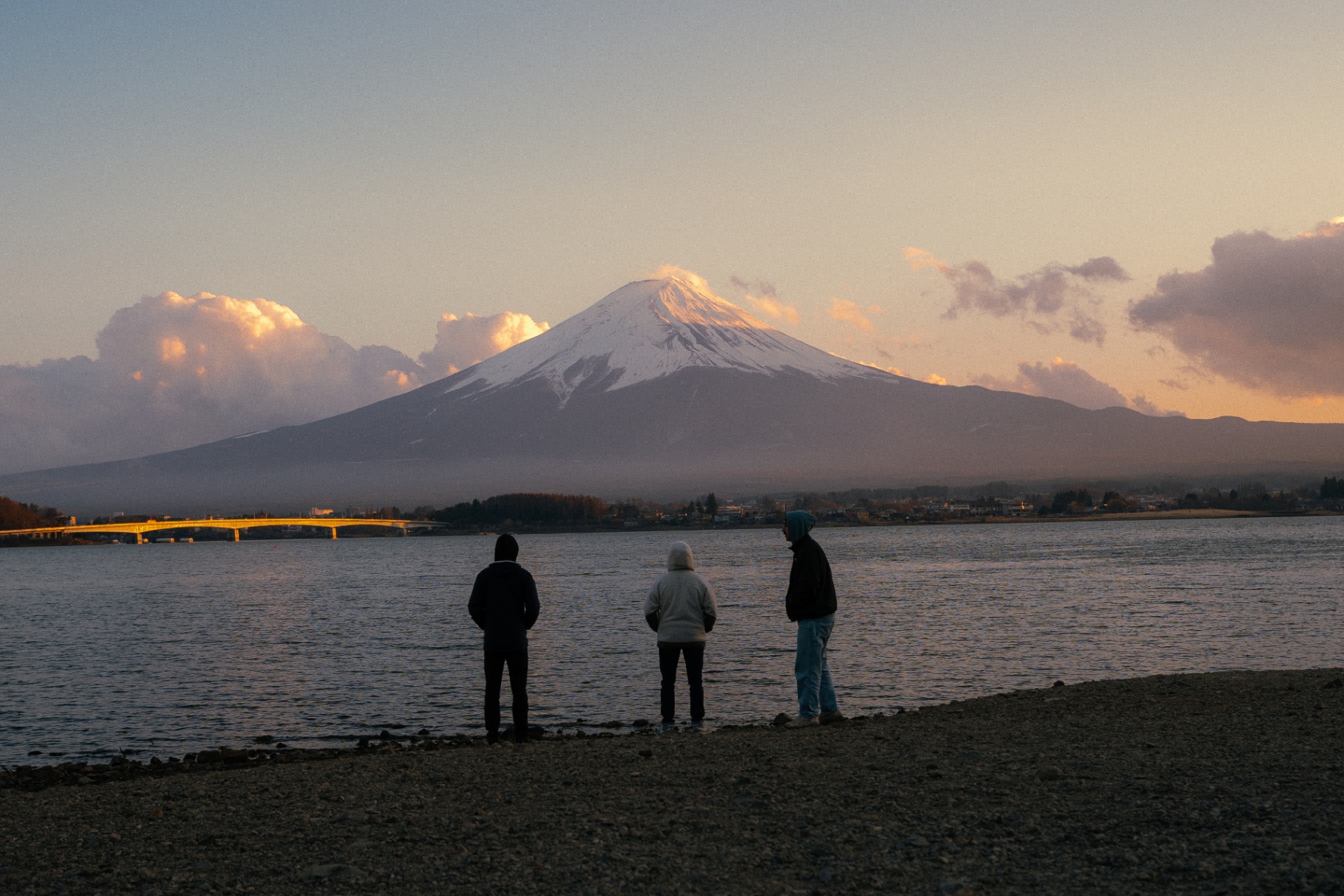 Mont Fuji dans une ambiance cinématographique au coucher du soleil