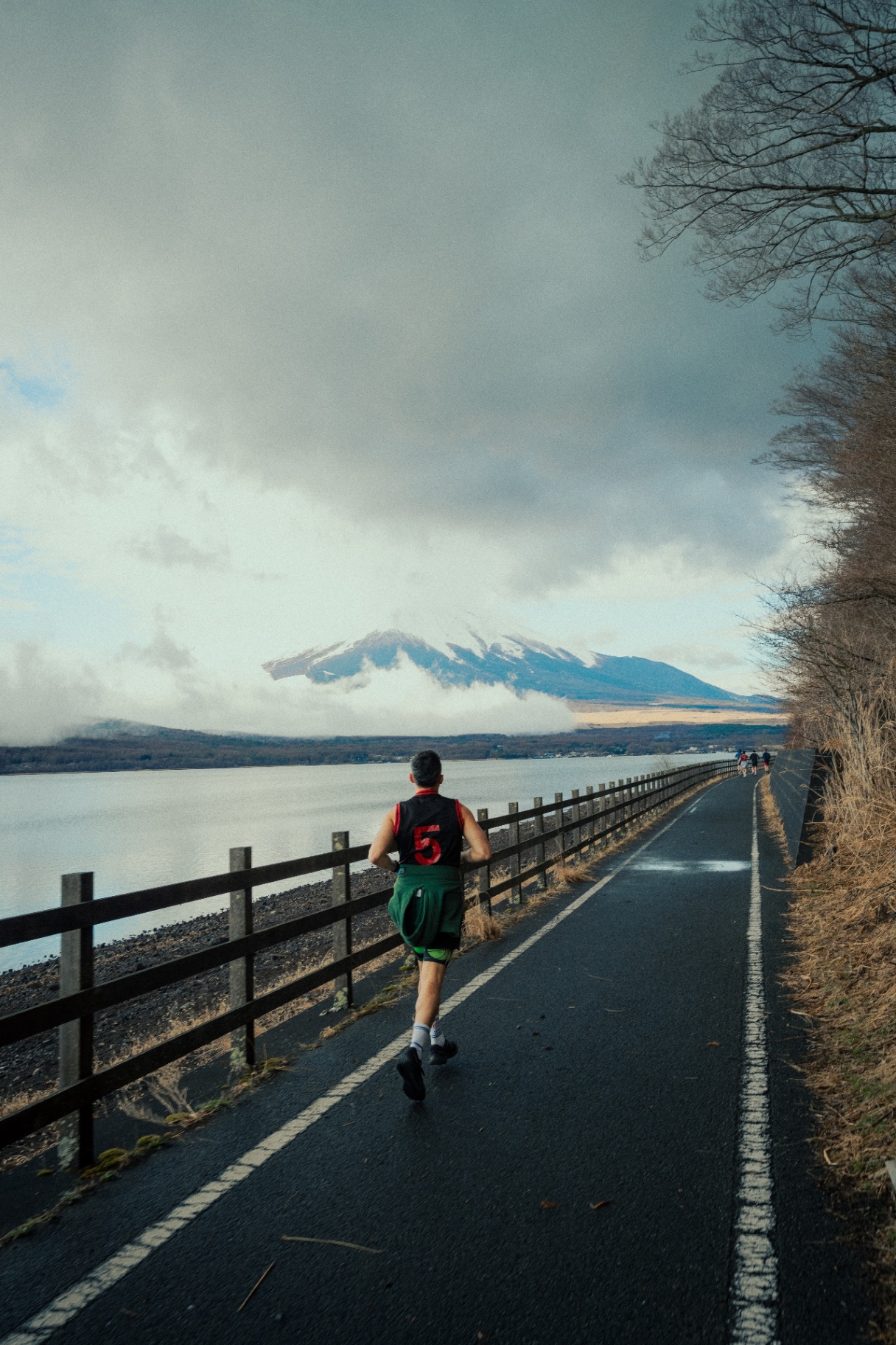 Course contemplative le long d'un lac face au mont Fuji